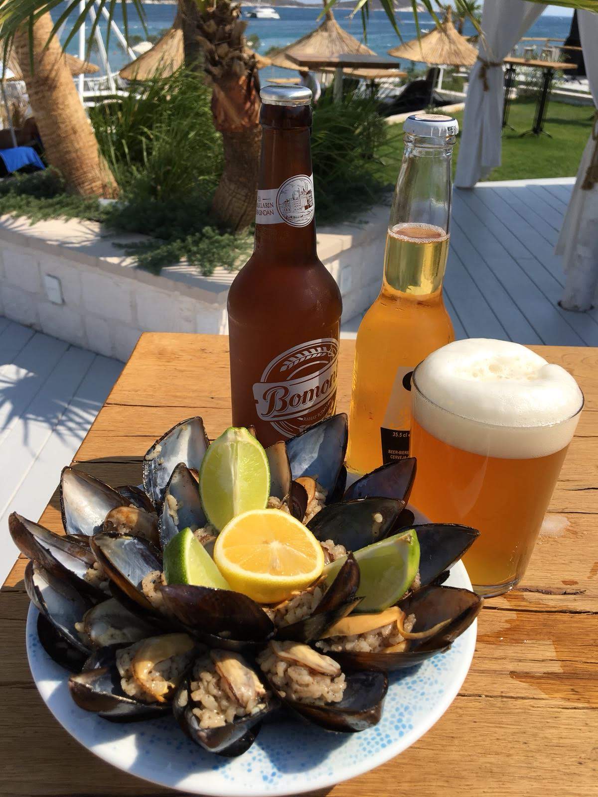 Plajda midye ve soğuk bira