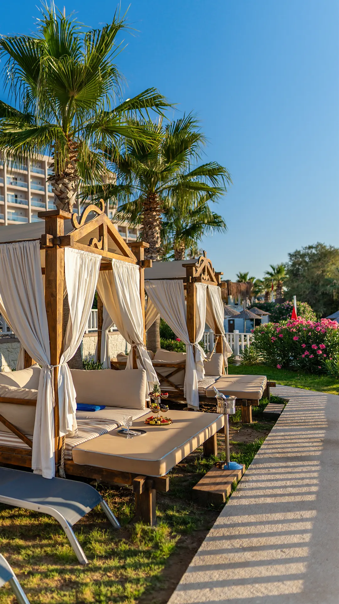 Bahçede gölgeli daybed'ler