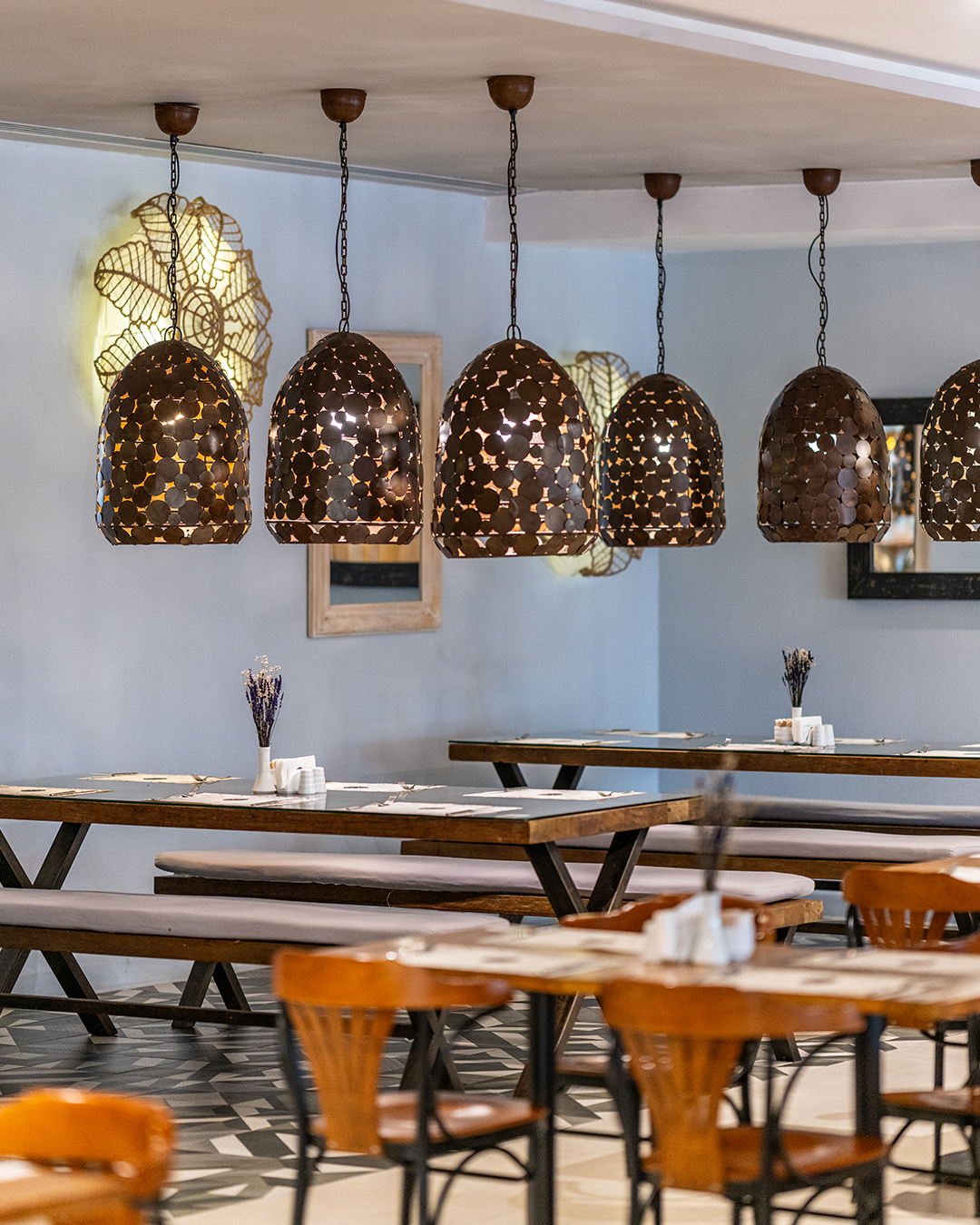 Dynasty Restaurant · El yapımı fenerler