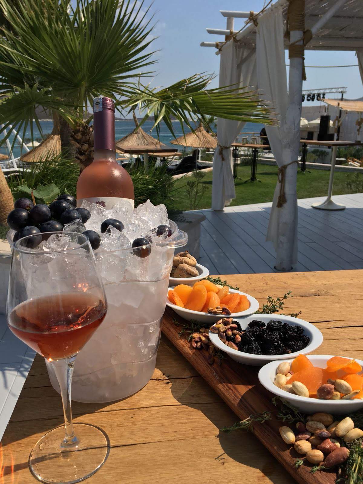 Deniz kenarında rosé ve mezeler