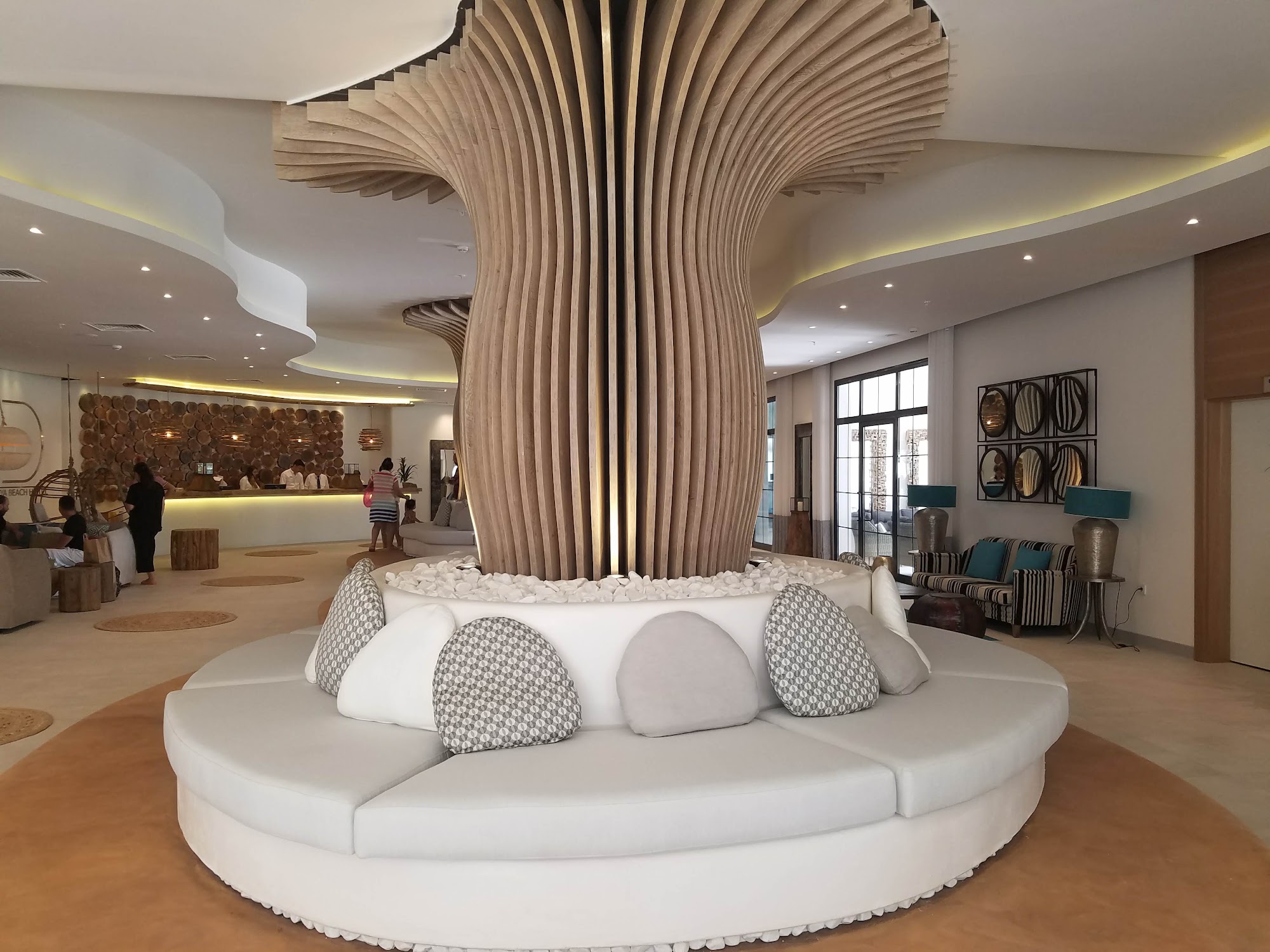 Lobi · Heykelsi ahşap sütun