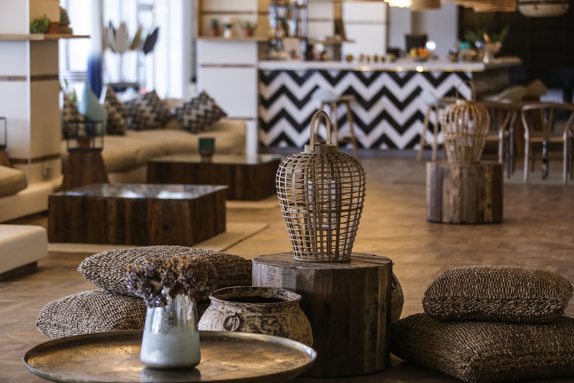 Lobby Bar · Hasır aydınlatmalar