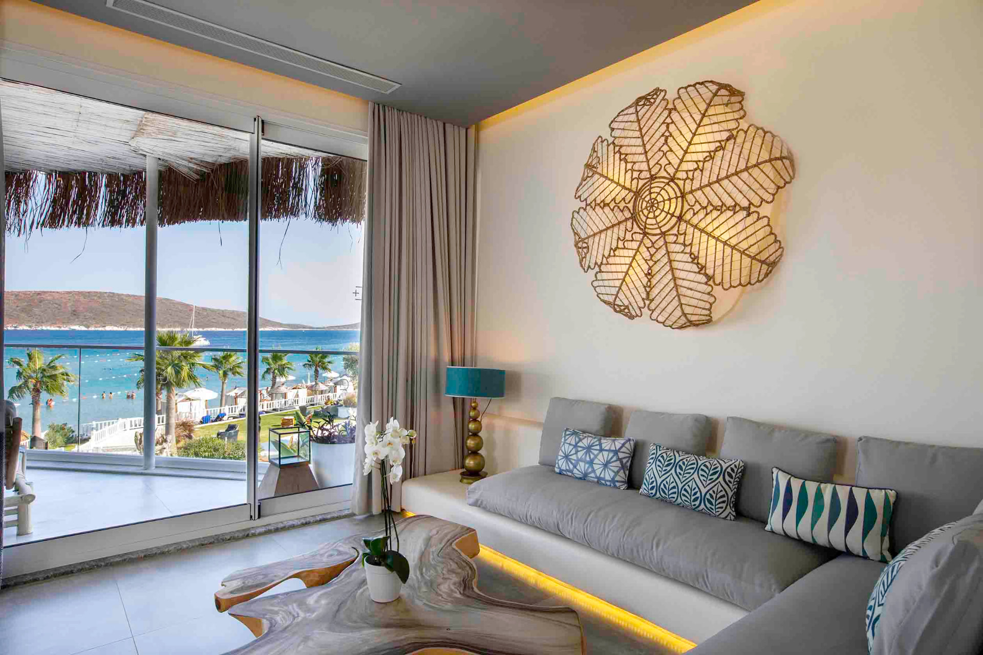 Premium Deniz Manzaralı Teras Süit · Salon